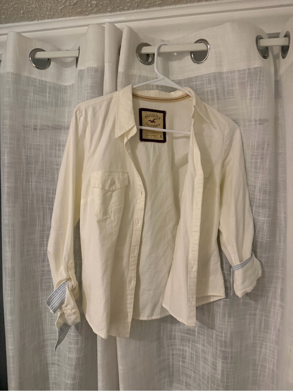 Hollister woman’s Button-Up Shirt small